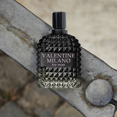 A CENTER Valentine set woman bottle close-up, delicate florals for everyday elegance.