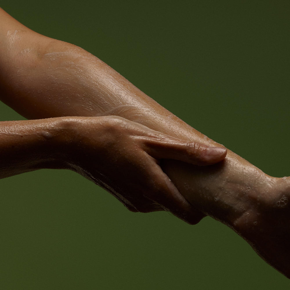 Aesop Geranium Leaf Body Cleanser pump dispenses gentle foam for skin cleansing.