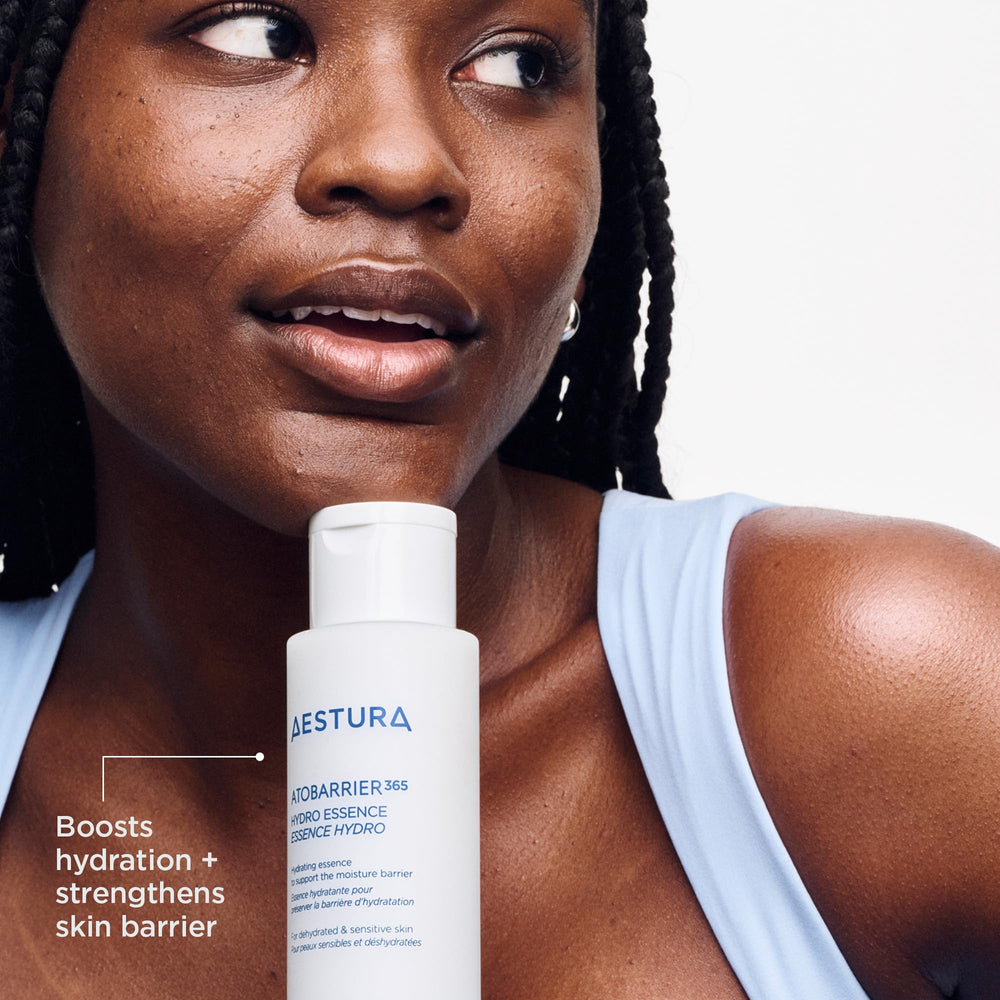 Applying AESTURA ATOBARRIER365 Hydro Essence on the face for soothing hydration