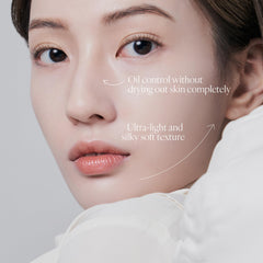 AmeliSeoul Baked Powder Snow White universal blend complements diverse skin tones.