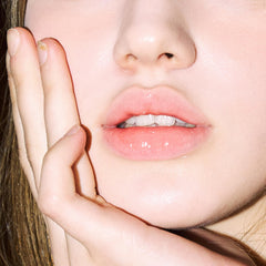 AOU GLOWY TINT BALM lips with a glossy finish after application