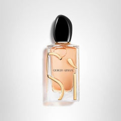 Armani Sì patchouli-note close-up hints a warm, modern chypre character.