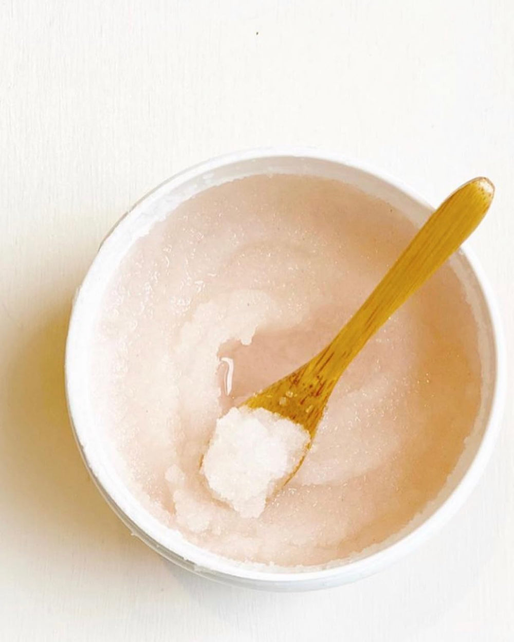 ASUTRA Dead Sea Salt Scrub pink Himalayan salt detail on surface