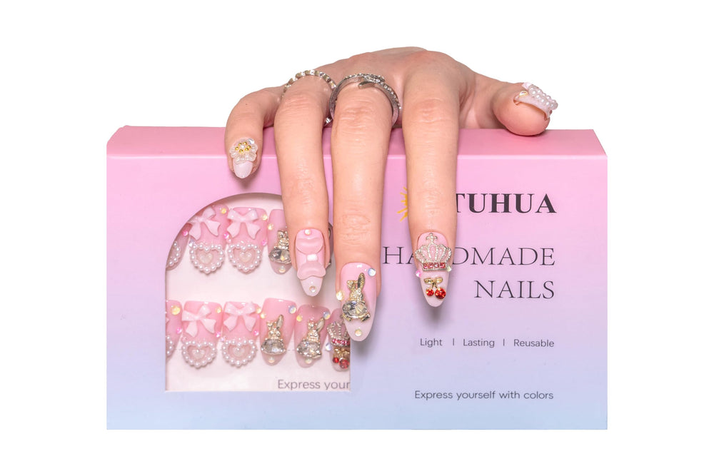 Atuhua wedding and party nail inspiration with delicate floral details.