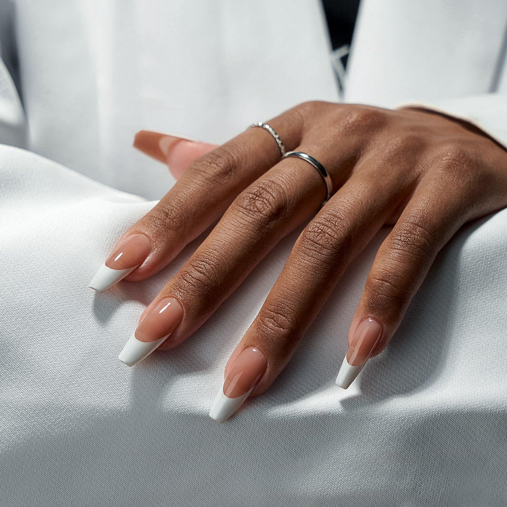 BTArtboxnails XCOATTIPS technology demonstrating curing through tips.
