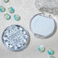 CANMAKE Munyutto Highlighter skin-friendly formula is fragrance-free.