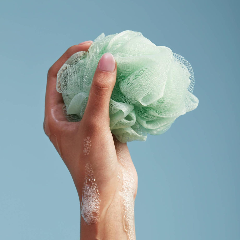 Rich foaming lather delivers a spa-like refresh during showers.