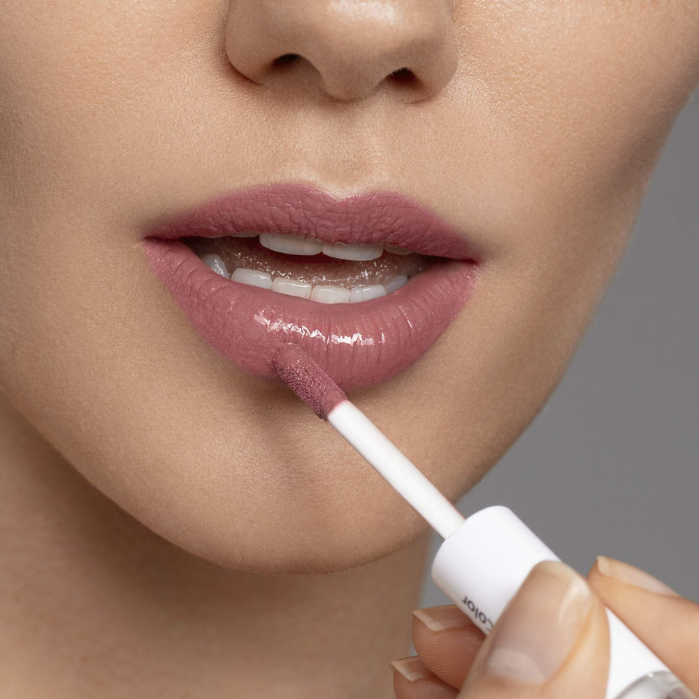 Careline Everlast dual-sided applicator demonstrates color plus glossy seal for easy application.