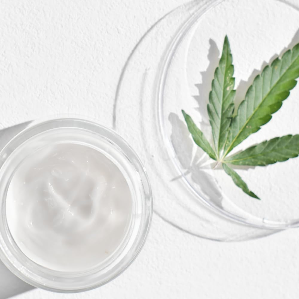 CICA GO Cica Finish Cream jar application demonstrates quick absorption.