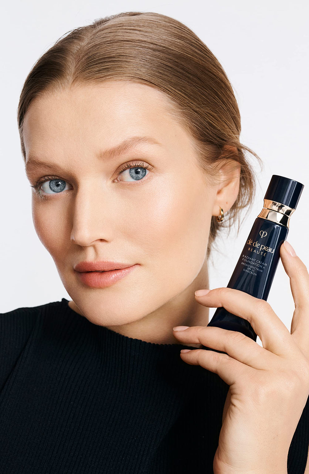 Clé de Peau Beauté Radiant Cream Foundation I10 on-skin application demonstrates easy blending and skin-smart care