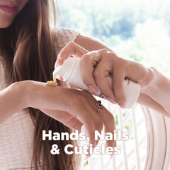 Cosmétiques Créatifs hand cream texture close-up highlighting rich hydration.