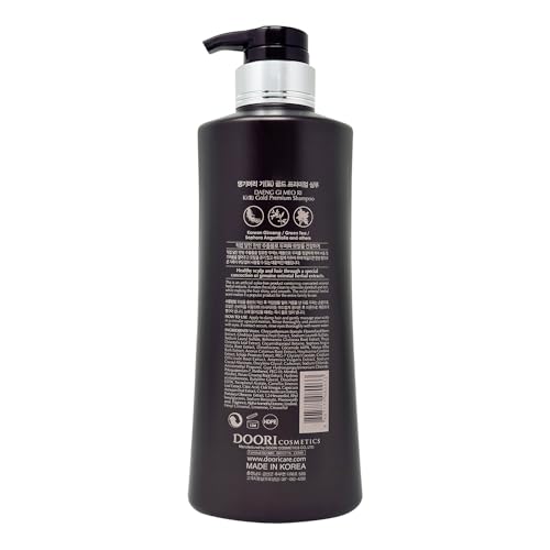 Daeng Gi Meo Ri Ki Gold Premium Shampoo pour showing even distribution on wet hair.