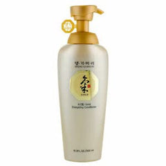 Daeng Gi Meo Ri Ki Gold Energizing Conditioner applying to scalp for nourishing care