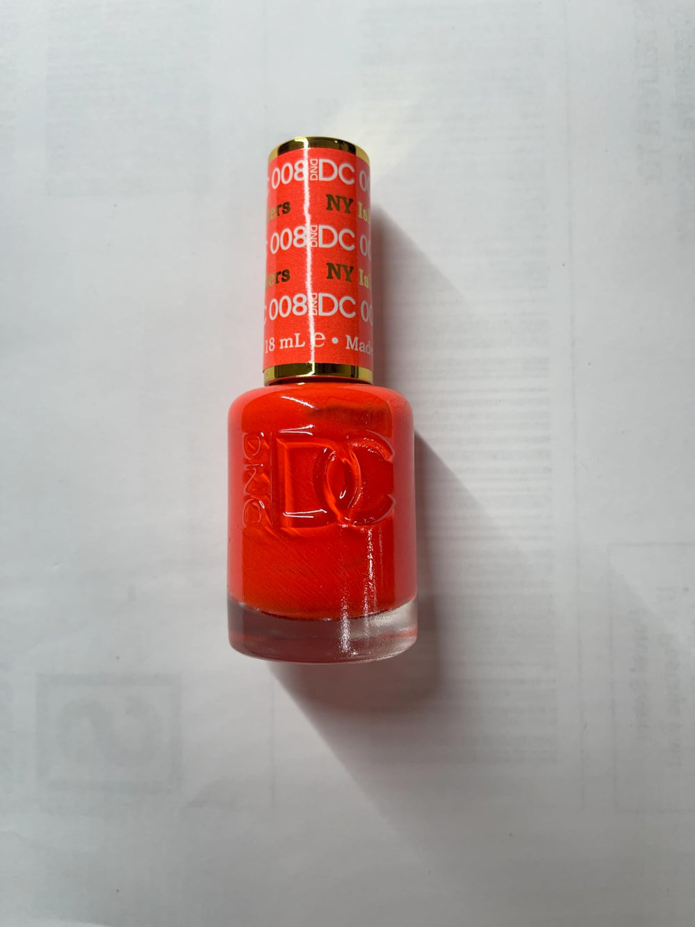 DAISY DND chip-free formula shown on nails in a clean finish.