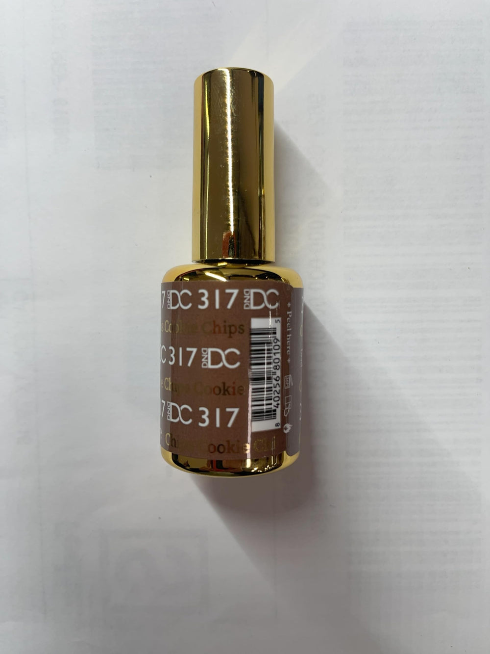 Daisy DND 317 Cookie Chips swatch on nail close-up