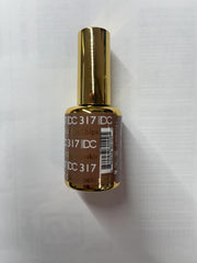 Daisy DND 317 Cookie Chips swatch on nail close-up