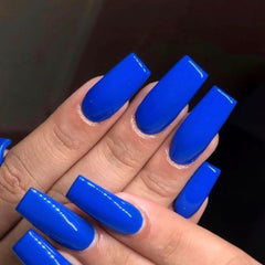 Daisy DND Heartbreak 733 blue lacquer bottle delivers chip-free shine.