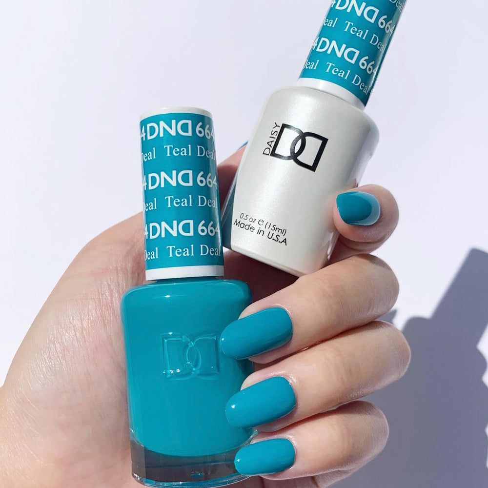 DAISY DND Teal Deal 664 swatch demonstrates smooth, chip-free application