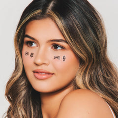 Dearcloud blemish patches on skin close-up show breathable shield and coverage.