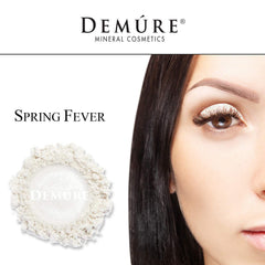 Smooth, even eyelid finish with light-reflecting shimmer from Demúre.