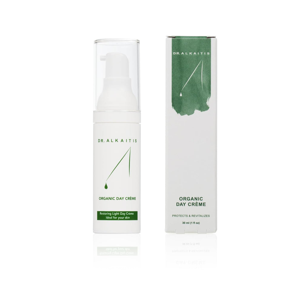 User applying Day Crème on face for luminous skin.
