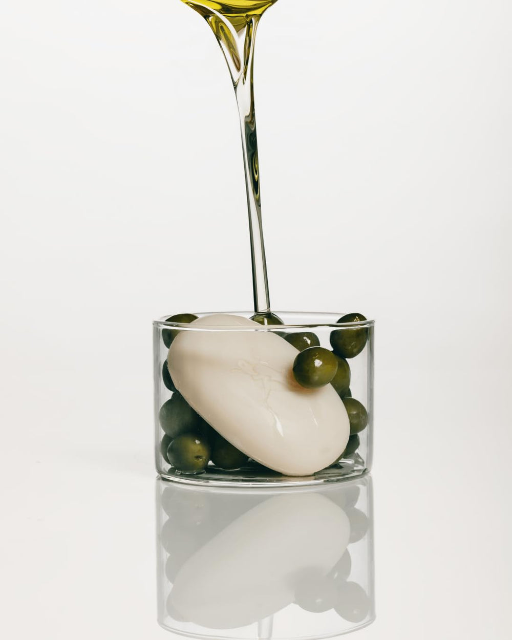 Elliqua No.0 lather in action emphasizes rich bubbles and a gentle cleanse.