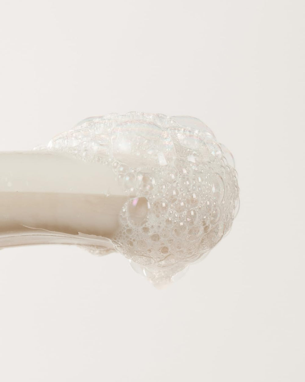 Elliqua No.0 texture close-up highlights a dense, creamy bar ready for daily use.