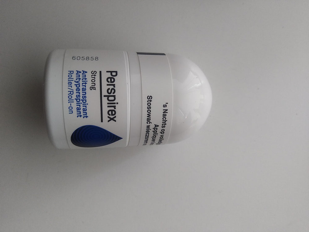 Etiaxil Strong underarm use during daily activities shows discreet protection.