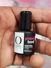 Extravaganza Nails application on nail demonstrates smooth spread and quick-dry performance.