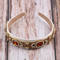 Florate wedding-headband ready to elevate your celebration look.