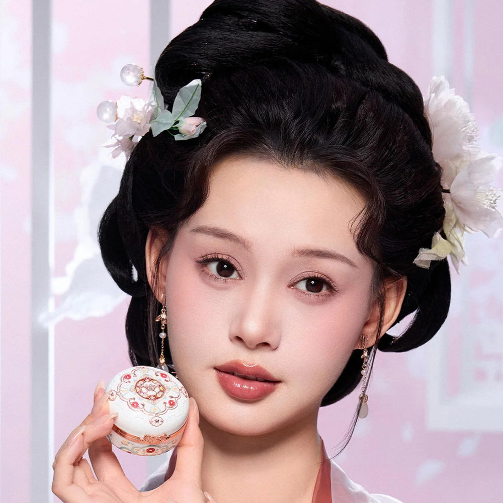 Flower Knows Butterfly Cloud Collar duo assists precise, buildable blush application.