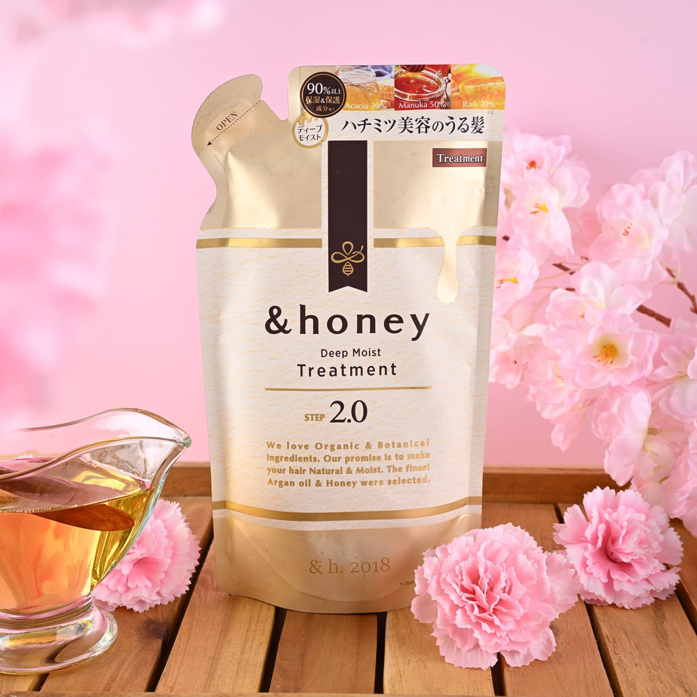 GASHINA STORY honey-infused hair oil application demonstrates nourishing touch.