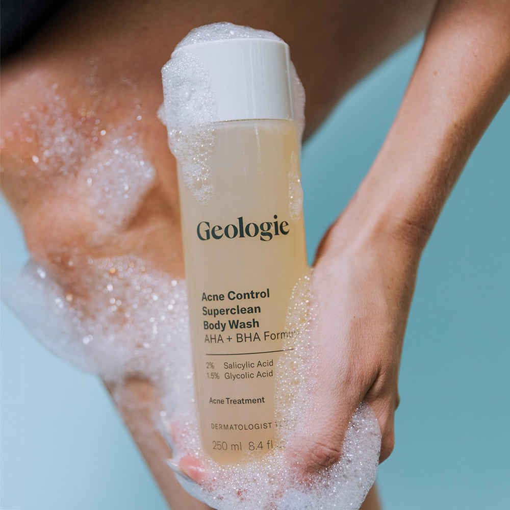 Diseño moderno de baño con botella de Geologie, packaging ecológico.