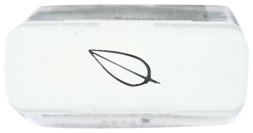 Apple and aloe artwork on Giovanni bottle emphasizes natural soothing ingredients