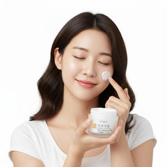 Glamfox Rice Niacinamide Cream application, suitable for daily skincare routine.
