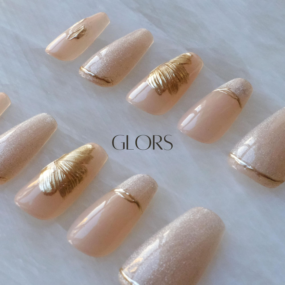 GLORS 10-piece nail set offers varied designs for versatile styling
