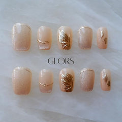 GLORS cat-eye shimmer on nails adds depth for evening looks and photos.