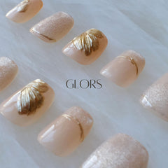 GLORS compact set travels easily, perfect for on-the-go touch-ups.