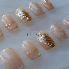 GLORS Flower Dance nails cat-eye detail adds luminous depth to daily wear