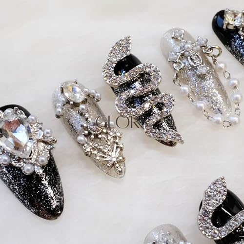 GLORS nails featuring pearl chain accents for elegant party looks.