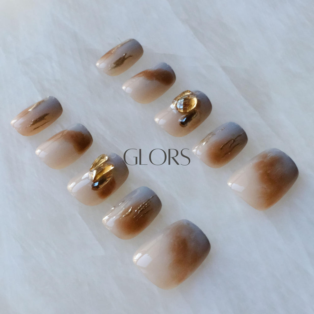 GLORS Mist Forest nails add subtle shimmer to outfits