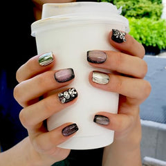 GLORS adhesive jelly tabs included for glue-free nail application