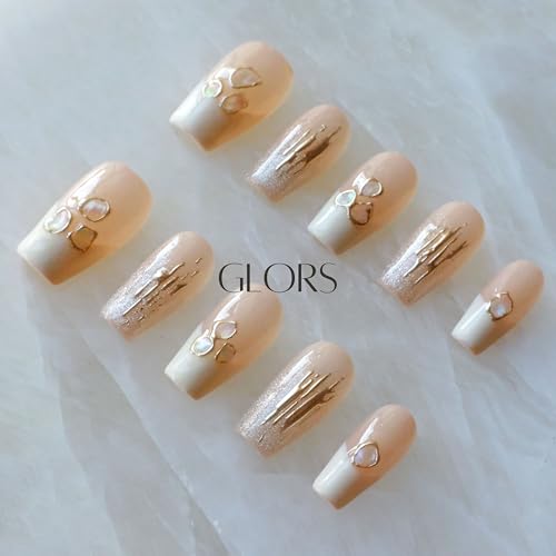 GLORS Purly geometric shell embellishments add modern flair.
