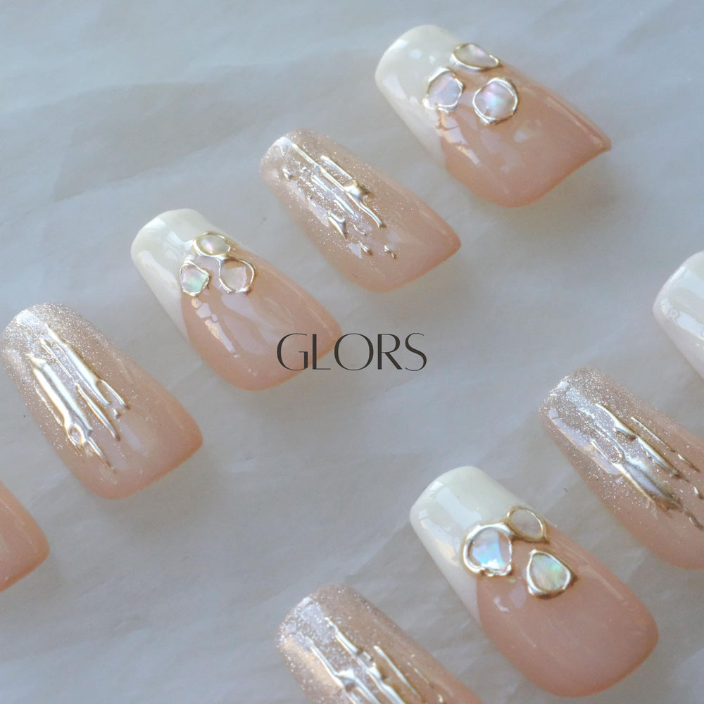 GLORS Purly high-gloss finish delivers salon-quality shine.