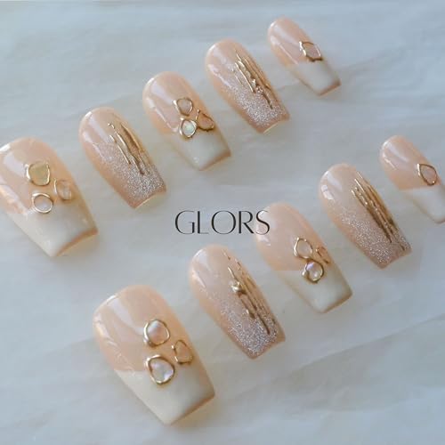 GLORS Purly mica shimmer details catch light for subtle nail art.