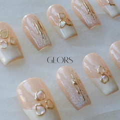 GLORS Purly nude-to-white French tip provides versatile base look.