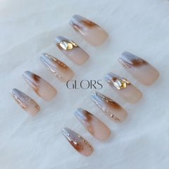GLORS High-gloss finish delivers a smooth, durable manicure.