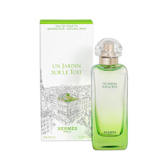 Hermès Un Jardin Sur Le Toit spray closeup highlights a fresh, fruity aroma for warm days.