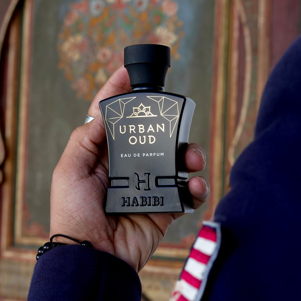 Base notes of oud and vanilla give a warm, lasting impression.