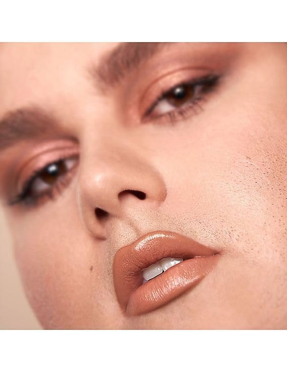 HUDA Beauty Power Bullet Cream Glow Rajah crisp edge enables precise lip lining.